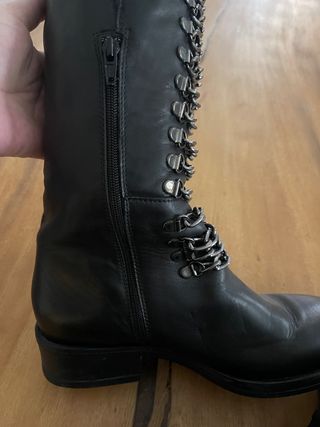 stivali neri in pelle al ginocchio