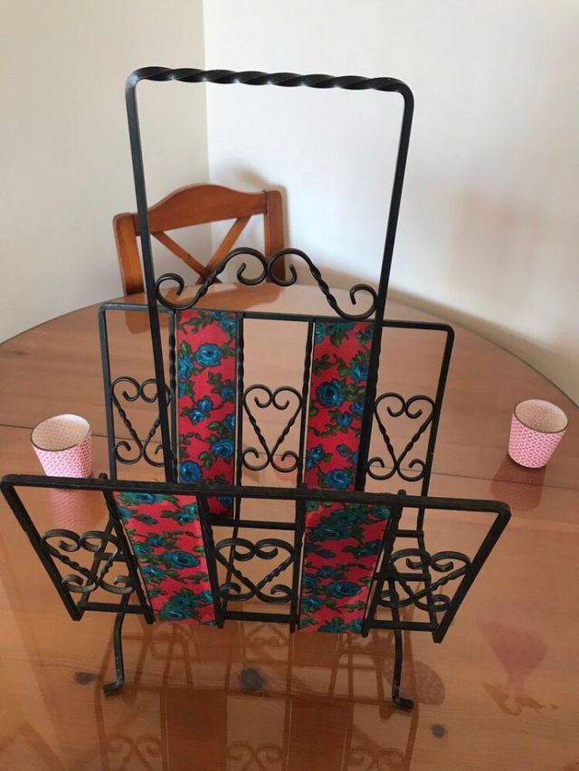 Revistero de hierro vintage