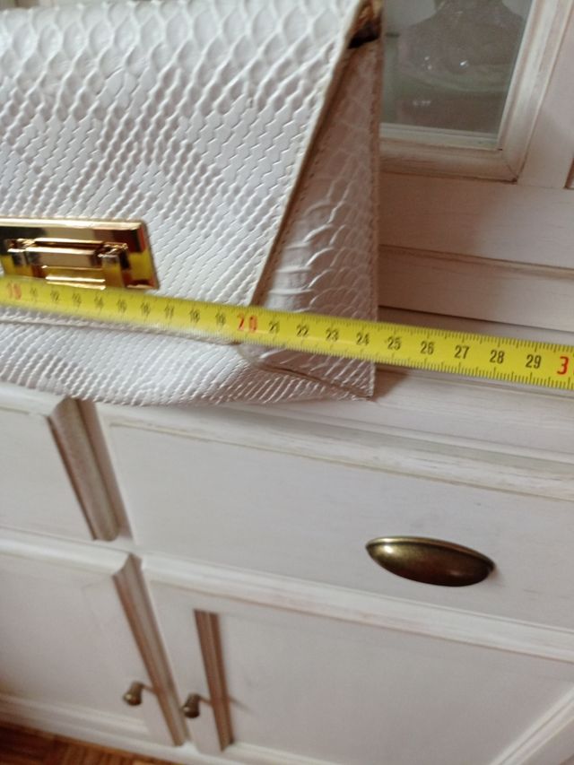 Bolso sobre blanco. Sólo envíos 