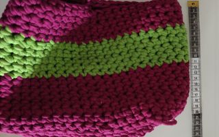 Cesto de arrumação colorido feito à mão