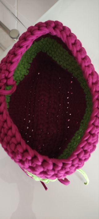 Cesto de arrumação colorido feito à mão