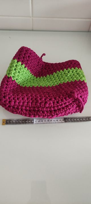 Cesto de arrumação colorido feito à mão