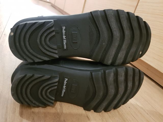 Pedro del Hierro Nuevo: Botas engomadas