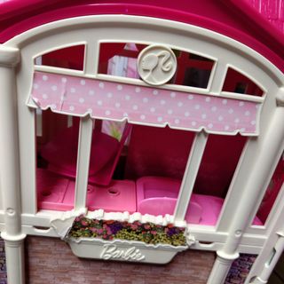 Casa di Barbie, richiudibile e portatile