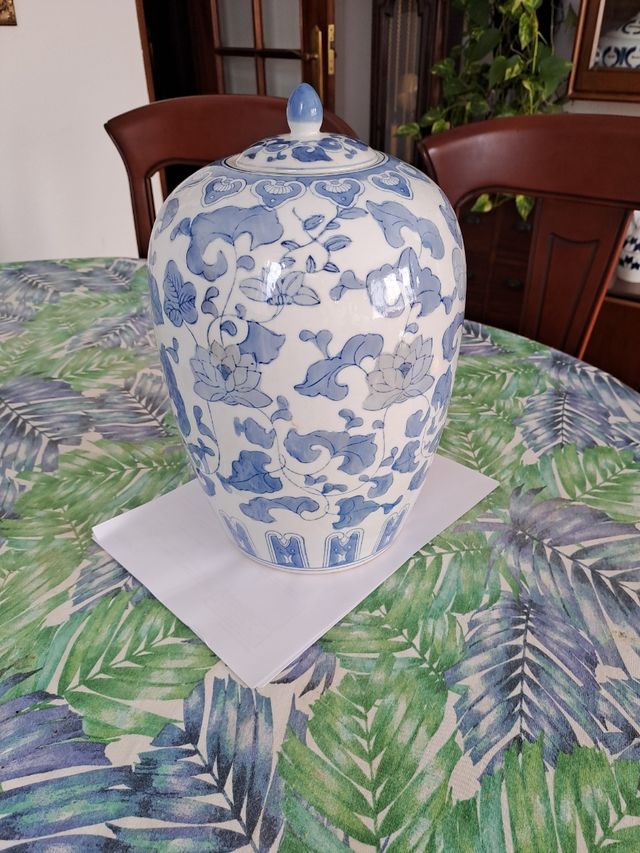 TIBOR DE CERÁMICA EN BLANCO Y AZUL