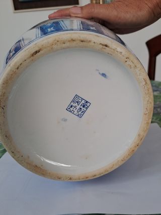 TIBOR DE CERÁMICA EN BLANCO Y AZUL