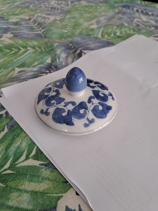 TIBOR DE CERÁMICA EN BLANCO Y AZUL
