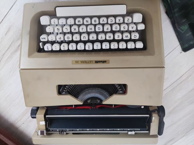 Maquina de escribir antigua