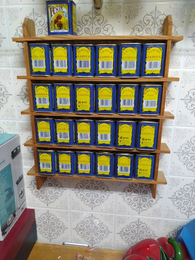 Expositor con 25 cajitas especias