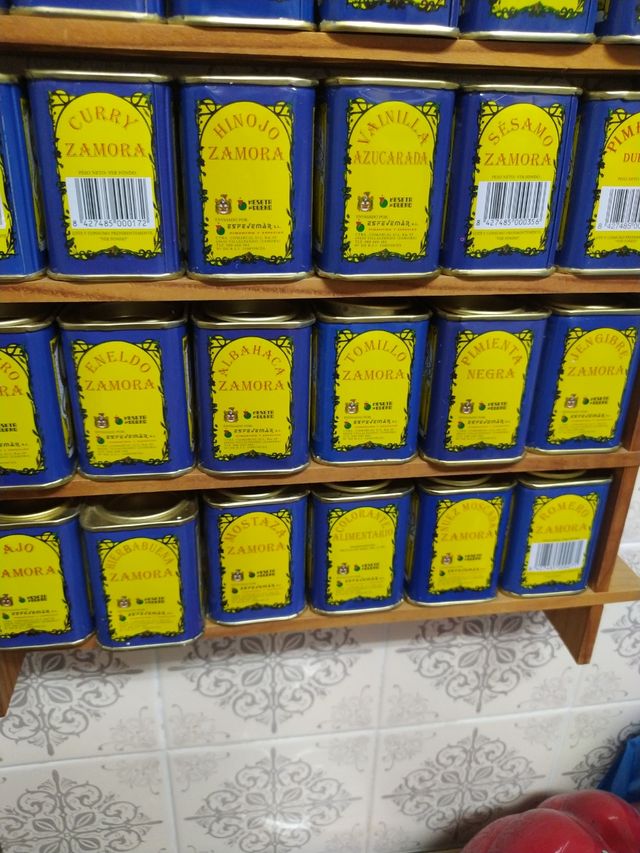 Expositor con 25 cajitas especias