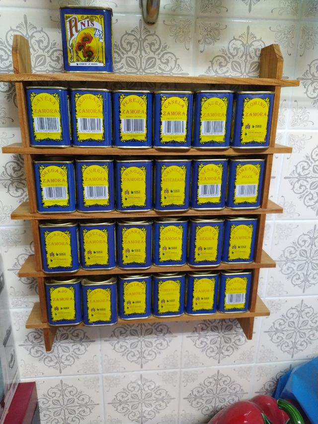 Expositor con 25 cajitas especias