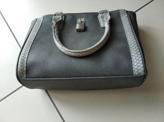 Borsa a mano rigida nuova