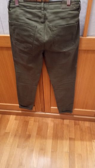 Pantalón verde kaki corte recto