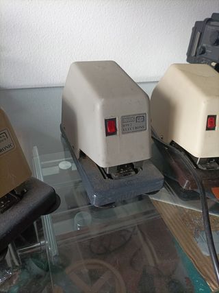 Grapadora eléctrica oficina.