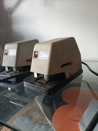 Grapadora eléctrica oficina.
