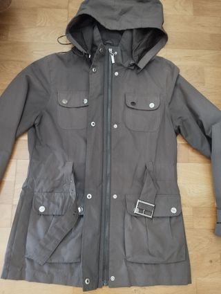 Parka 3/4 con capucha y cinturón.