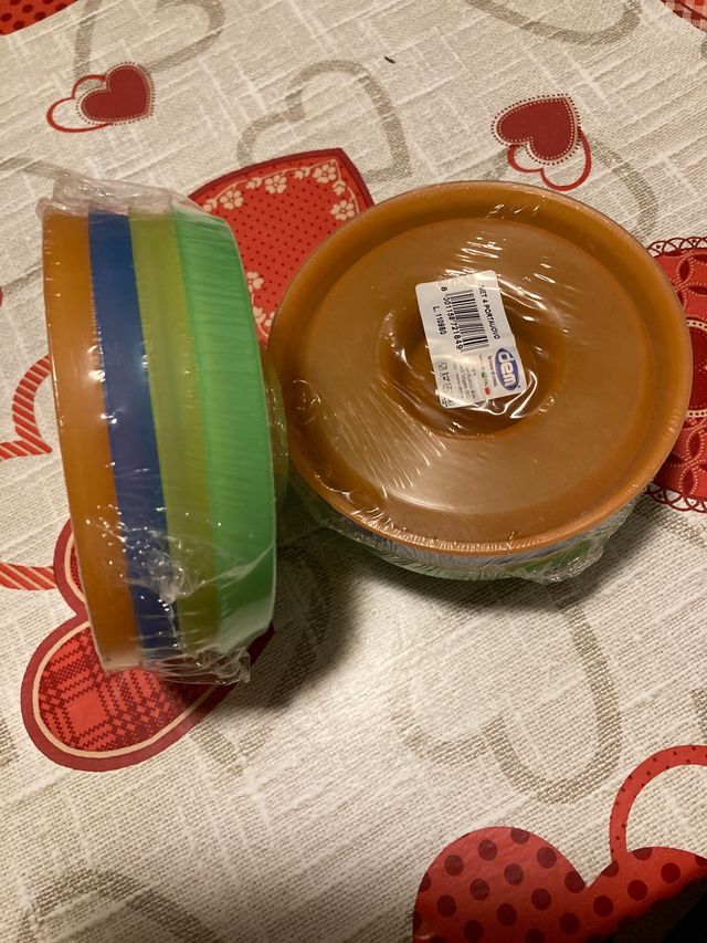 Portauovo colorati ,4 in ogni confezione , 2€ a co