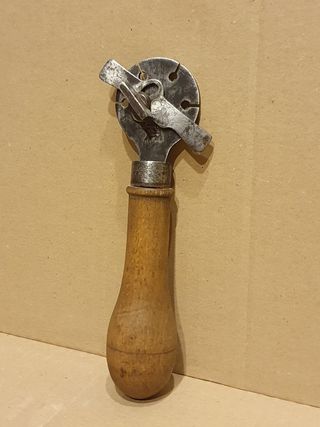 Antiguo Triscador Carpintero.