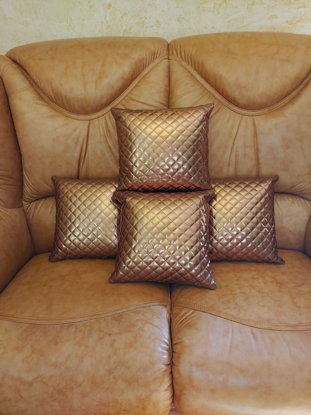 Cojines de piel dorados y blancos 