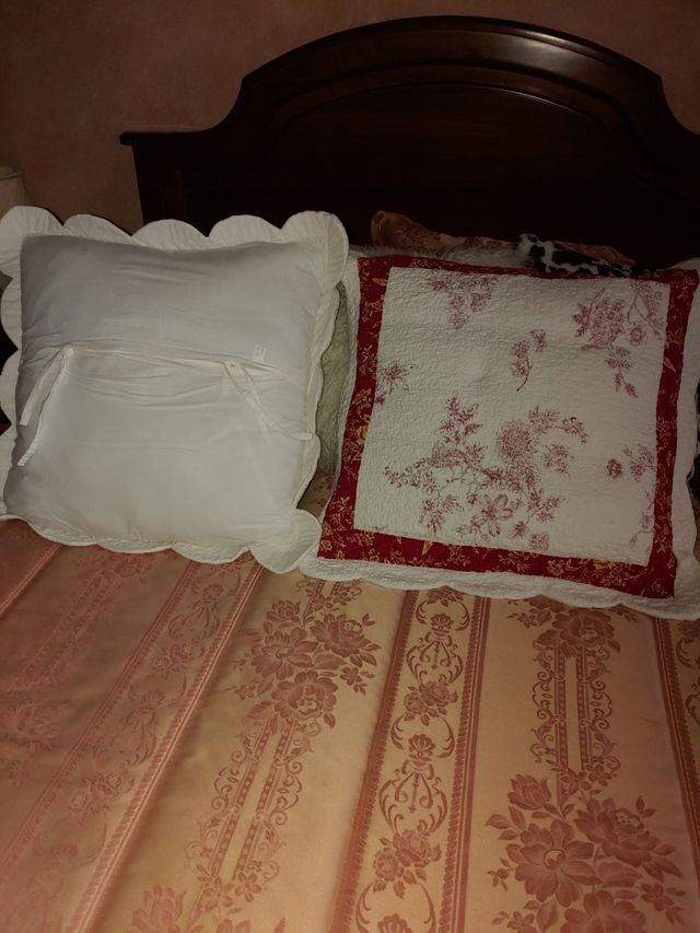 Cojines de piel dorados y blancos 