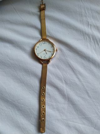 Reloj dorado, gran esfera,números irregu