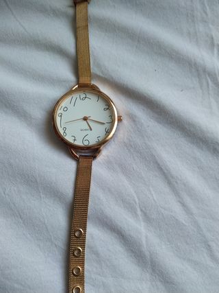 Reloj dorado, gran esfera,números irregu