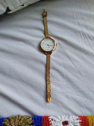 Reloj dorado, gran esfera,números irregu