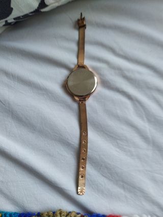 Reloj dorado, gran esfera,números irregu