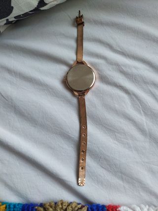 Reloj dorado, gran esfera,números irregu