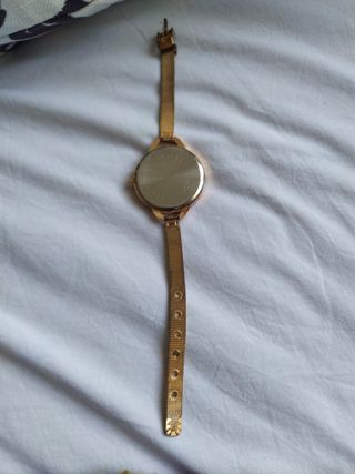 Reloj dorado, gran esfera,números irregu