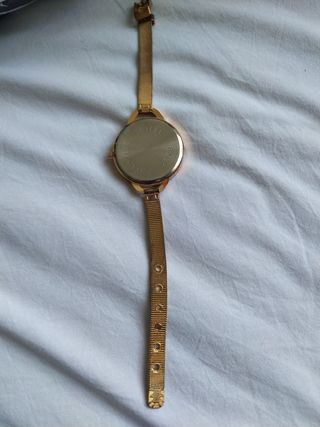 Reloj dorado, gran esfera,números irregu