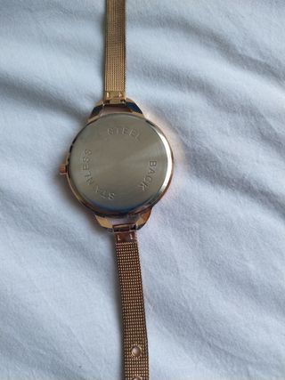 Reloj dorado, gran esfera,números irregu