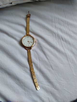 Reloj dorado, gran esfera,números irregu