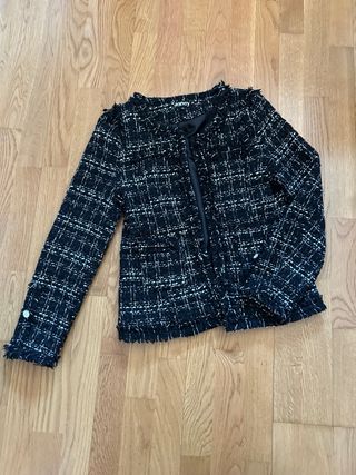 Chaqueta formal negra y blanca