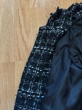 Chaqueta formal negra y blanca