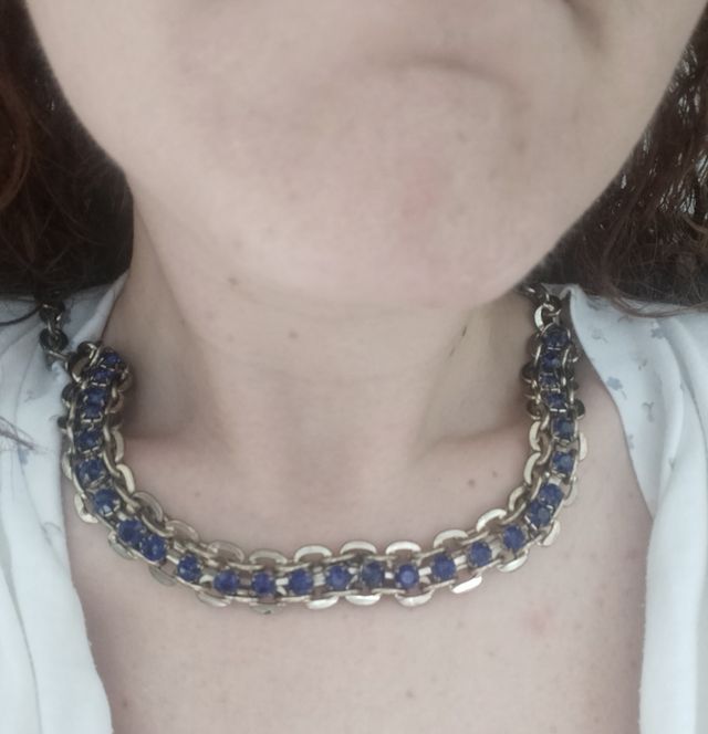 Gargantilla dorada piedra azul