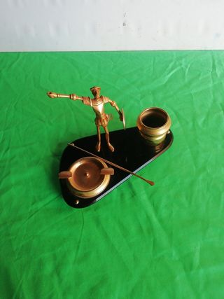 antiguo cenicero con figura de Don Quijote