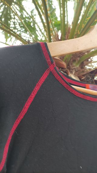 Camiseta negra con ribetes rojos