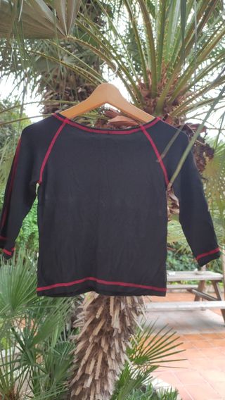 Camiseta negra con ribetes rojos