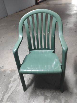 MESA Y 4 SILLAS DE JARDÍN