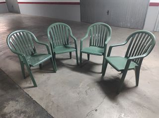 MESA Y 4 SILLAS DE JARDÍN