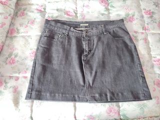 Falda por encima de la rodilla