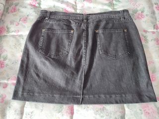 Falda por encima de la rodilla