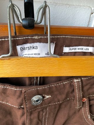 Pantalones marrones anchos de Bershka
