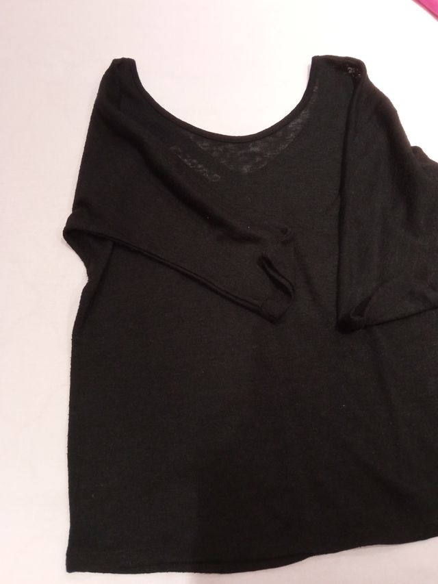 Camiseta negra con transparencia