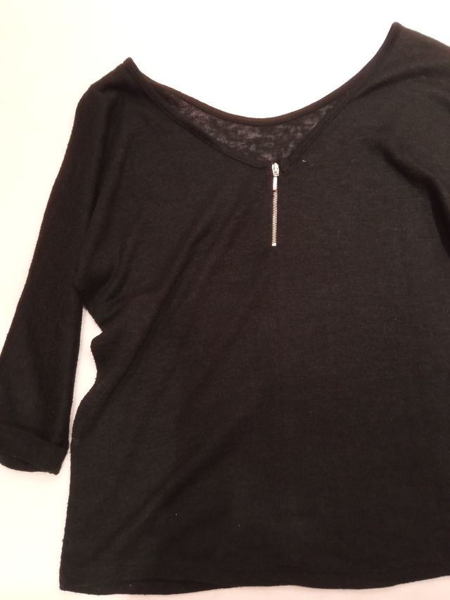 Camiseta negra con transparencia