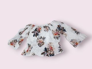 Blusa blanca con estampado de flores