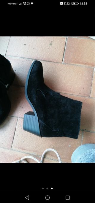 Botas de punta con tacón ancho negras