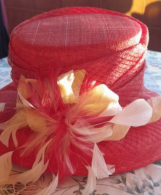 Vestido de fiesta y pamela pequeña a juego