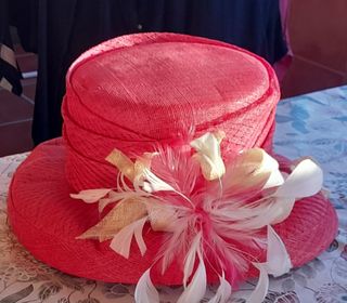 Vestido de fiesta y pamela pequeña a juego